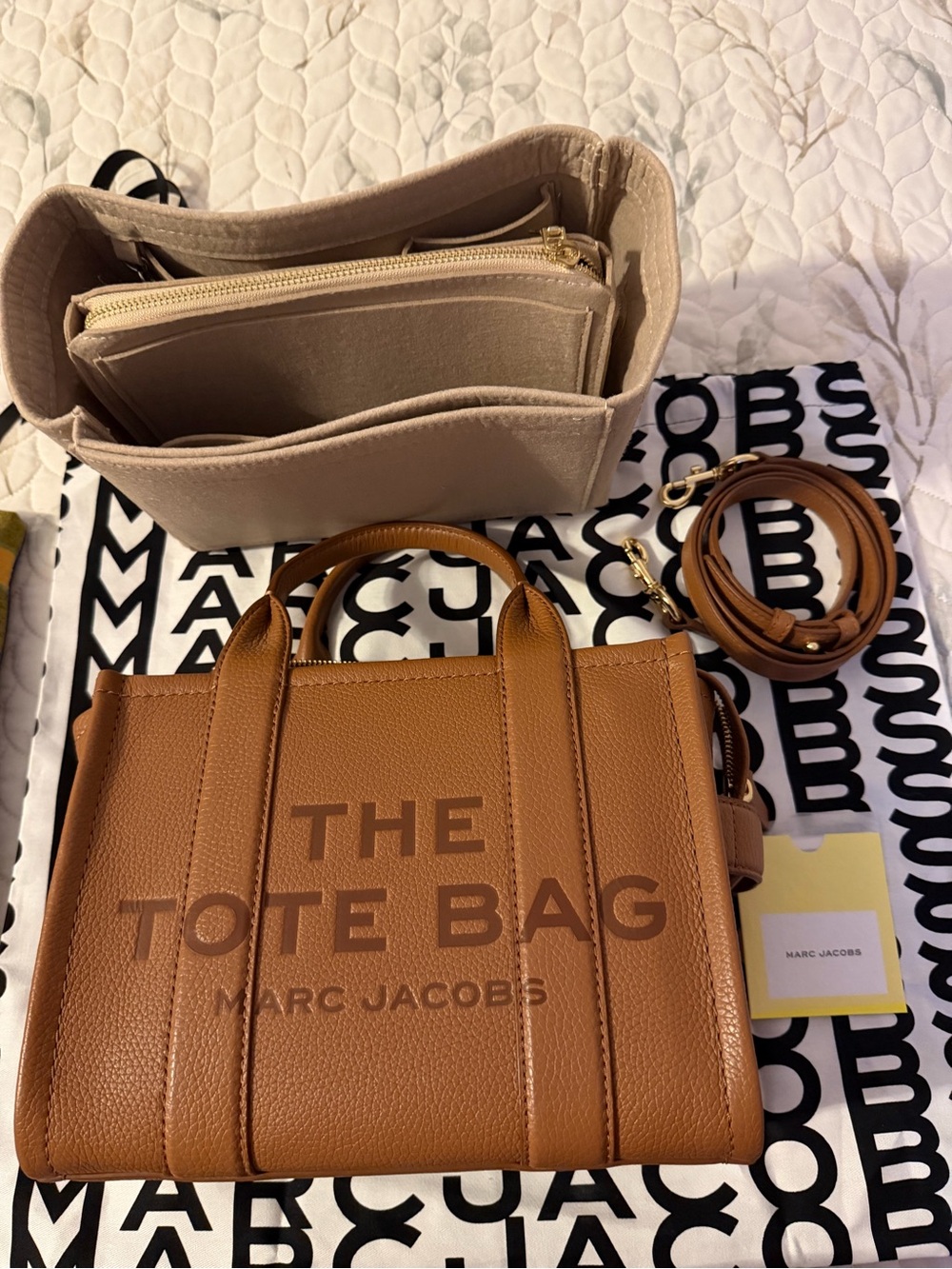 Marc Jacobs THE LEATHER SMALL TOTE BAG in Argan Oil